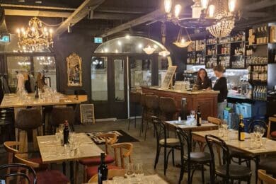 Dégustation de vins avec des viticulteurs alsaciens lors d’une soirée au restaurant Bande à Part à Strasbourg